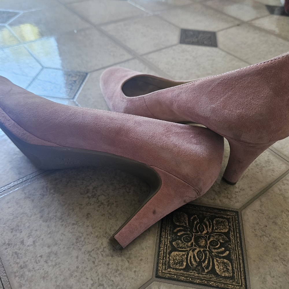 Naturalizer Blush Suede Heels - Picture 3 of 4